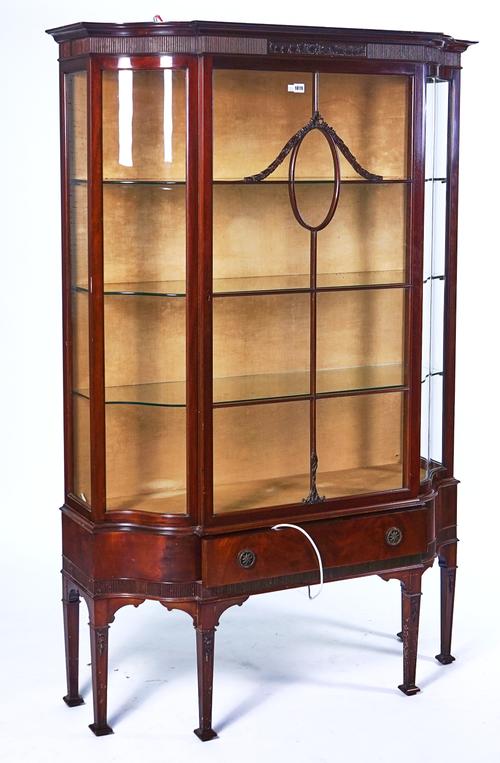AN EARLY 20TH CENTURY MAHOGANY DISPLAY CABINET