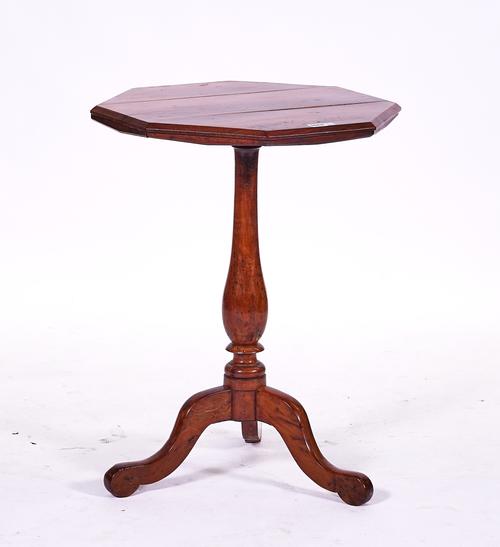 AN EARLY 19TH CENTURY SOLID YEW OCTAGONAL TRIPOD OCCASIONAL TABLE