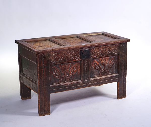 A 17TH CENTURY OAK COFFER