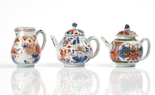 A CHINESE IMARI LOBED TEAPOT AND COVER