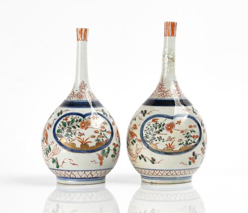A PAIR OF JAPANESE IMARI BOTTLE VASES