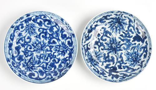 A PAIR OF CHINESE BLUE AND WHITE DISHES