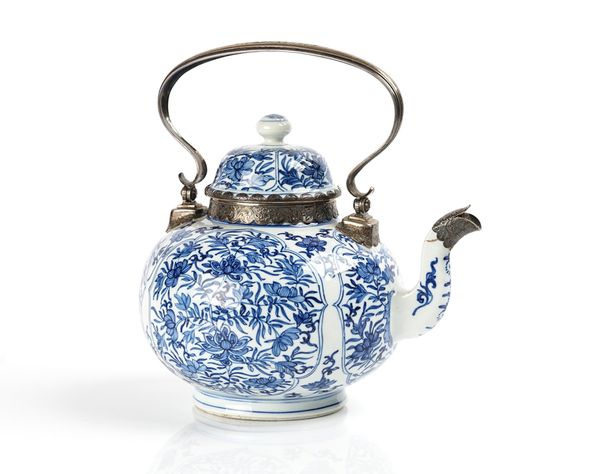 A CHINESE BLUE AND WHITE EXPORT TEAPOT AND COVER WITH SILVER MOUNTS