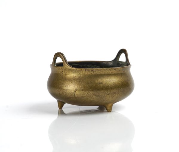 A SMALL CHINESE BRONZE CENSER