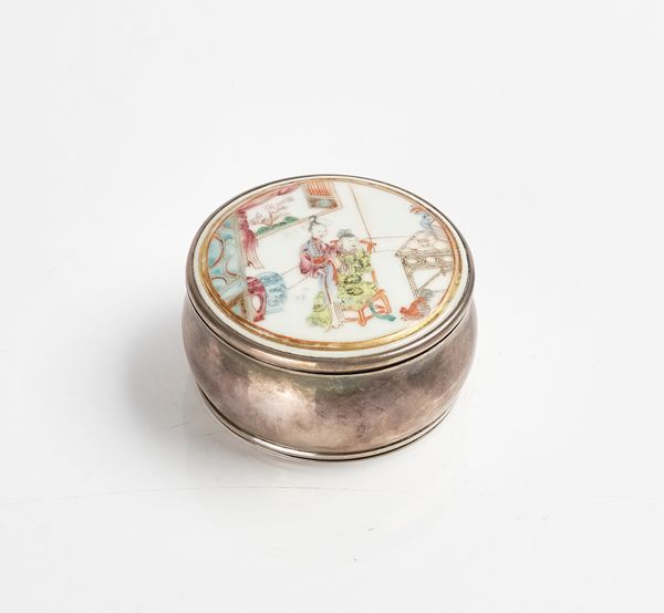 A CHINESE PORCELAIN LIDDED CIRCULAR SNUFF BOX WITH LATER SILVER MOUNTS