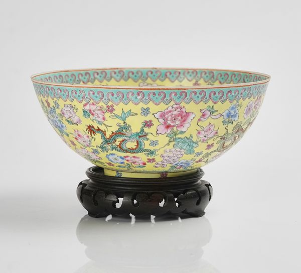 A CHINESE FAMILLE-ROSE YELLOW-GROUND EGGSHELL PORCELAIN BOWL