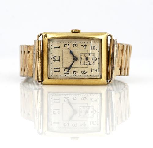 AN 18CT GOLD RECTANGULAR CASED GENTLEMAN'S WRISTWATCH