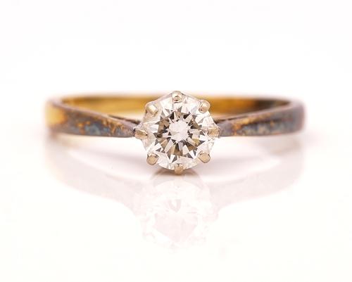 AN 18CT GOLD AND DIAMOND SINGLE STONE RING