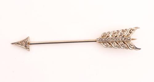 A GOLD AND PLATINUM FRONTED, DIAMOND SET JABOT PIN