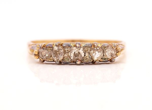 A GOLD AND DIAMOND SET FIVE STONE RING