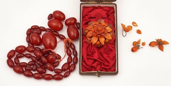 AN AMBER BROOCH AND FURTHER ITEMS (3)