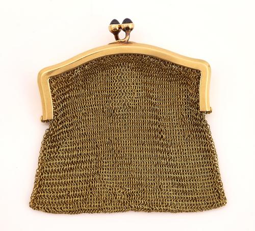 A EUROPEAN GOLD CHAIN MESH PURSE