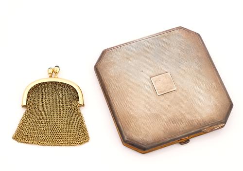 A GOLD CHAIN MESH COIN PURSE AND A LADY'S SILVER POWDER COMPACT (2)