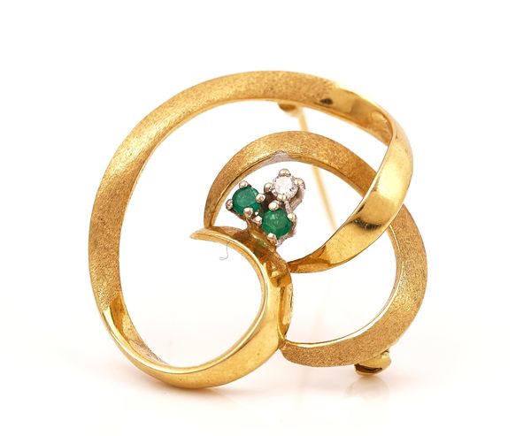 AN 18CT GOLD, EMERALD AND DIAMOND BROOCH