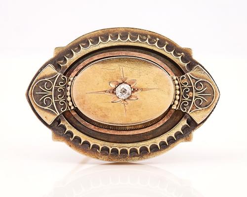 A VICTORIAN GOLD AND DIAMOND BROOCH