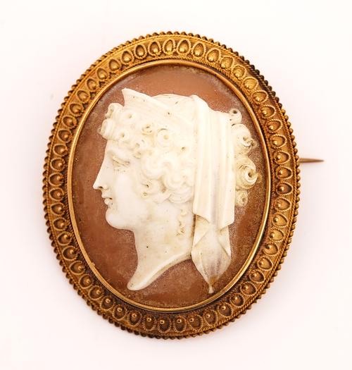 A VICTORIAN GOLD MOUNTED OVAL SHELL CAMEO BROOCH