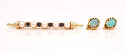 A GOLD, SAPPHIRE AND CULTURED PEARL BROOCH AND A PAIR OF OPAL EARSTUDS (2)