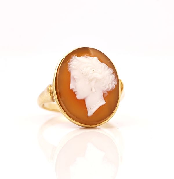 A GOLD AND BANDED AGATE CAMEO RING