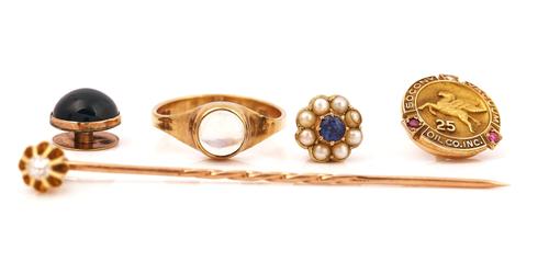 A GOLD AND DIAMOND SINGLE STONE STICK PIN AND FOUR FURTHER ITEMS (5)