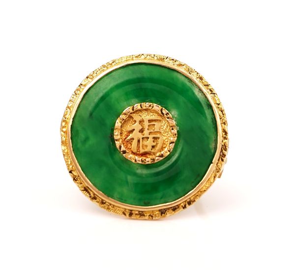 A GOLD AND JADE BROOCH