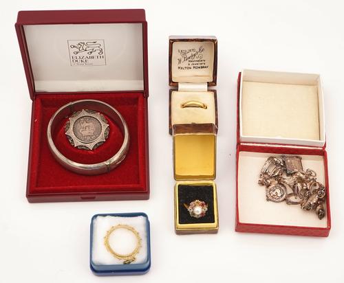 A 22CT GOLD WEDDING RING AND FURTHER JEWELLERY (16)