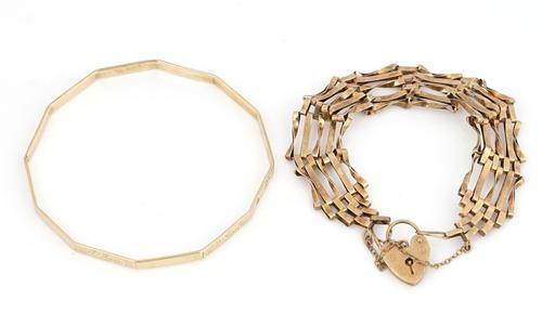 A 9CT GOLD BANGLE AND A 9CT GOLD BRACELET (2)