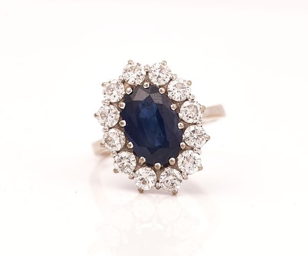 A 18CT WHITE GOLD, SAPPHIRE AND DIAMOND SET OVAL CLUSTER RING