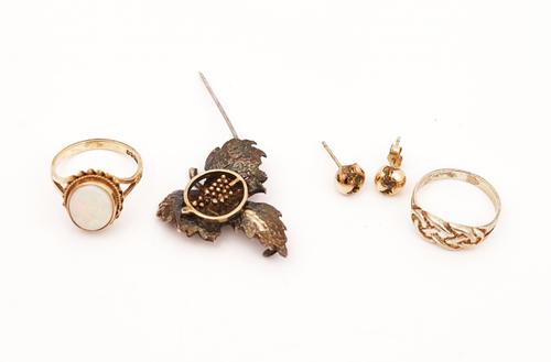 AN OPAL RING AND THREE FURTHER ITEMS (4)