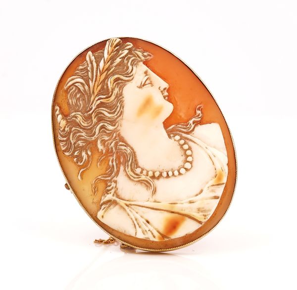 A GOLD MOUNTED OVAL SHELL CAMEO BROOCH