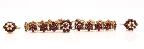 A BOHEMIAN GARNET BRACELET AND A PAIR OF GARNET EARRINGS (2)