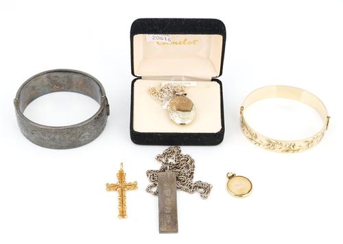 A GROUP OF JEWELLERY (8)