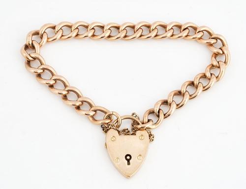 A GOLD CURB LINK BRACELET