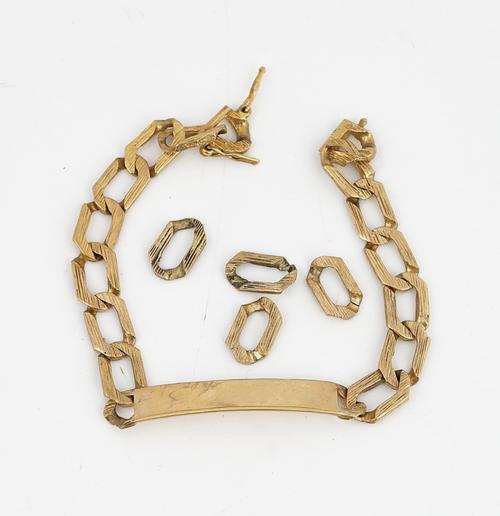 A 9CT GOLD IDENTITY BRACELET