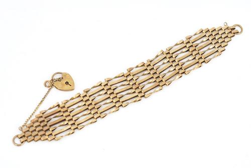 A 9CT GOLD GATELINK BRACELET