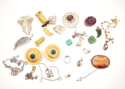 A 9CT GOLD, TURQUOISE AND CULTURED PEARL PENDANT WITH A GOLD NECKCHAIN  AND FURTHER JEWELLERY (29)