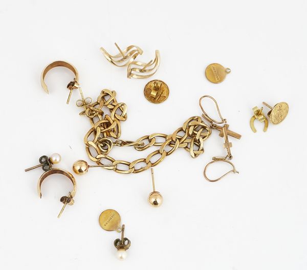 A GOLD FACETED CURB LINK BRACELET AND FURTHER JEWELLERY (10)