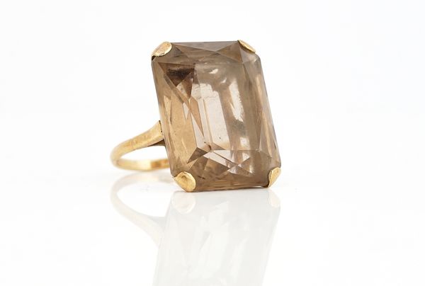 A 9CT GOLD AND SMOKY QUARTZ SINGLE STONE RING