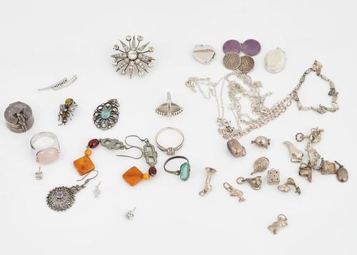 A GROUP OF MOSTLY SILVER JEWELLERY (38)