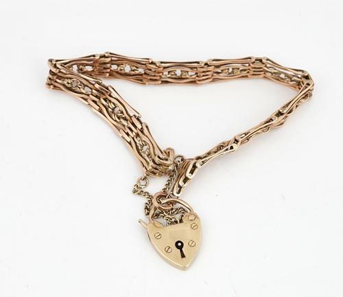 A GOLD GATELINK BRACELET
