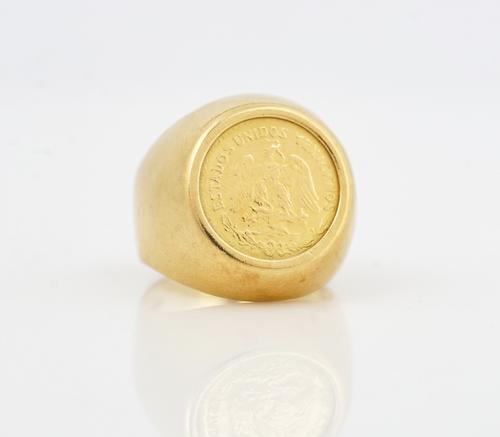 A GOLD RING MOUNTED WITH A MEXICO DOS PESOS 1945