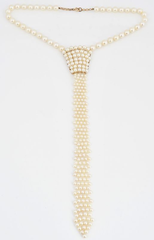 A CULTURED PEARL NECKLACE