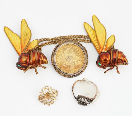 A GROUP OF FOUR ITEMS OF JEWELLERY (4)