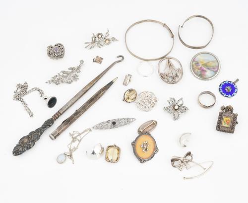 A VICTORIAN SILVER SEAL WITH A SILVER NECKCHAIN AND A GROUP OF FURTHER ITEMS (QTY)