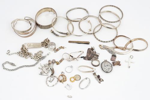 A COLLECTION OF MOSTLY SILVER JEWELLERY (42)