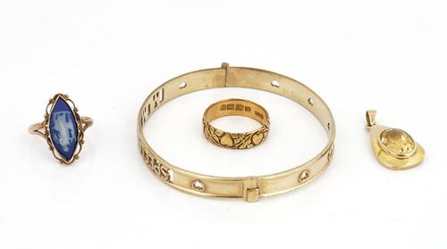 AN 18CT GOLD WEDDING BAND RING AND THREE FURTHER ITEMS OF JEWELLERY (4)