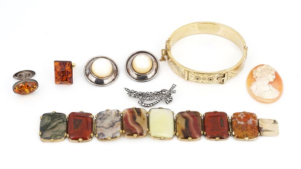 A VICTORIAN VARICOLOURED AGATE PANEL LINK BRACELET AND SIX FURTHER ITEMS (7)