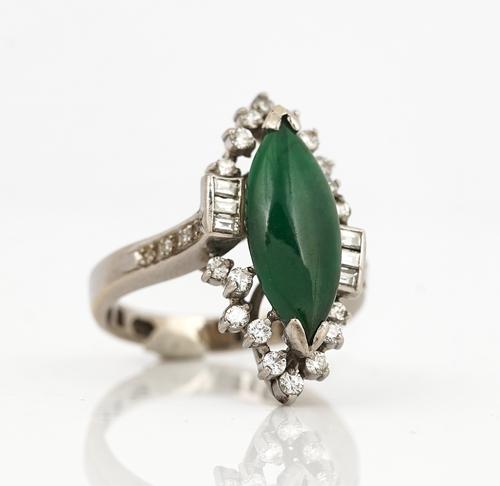 A WHITE GOLD, JADE AND DIAMOND RING