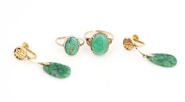 A GOLD AND JADE SINGLE STONE RING AND TWO FURTHER ITEMS (3)