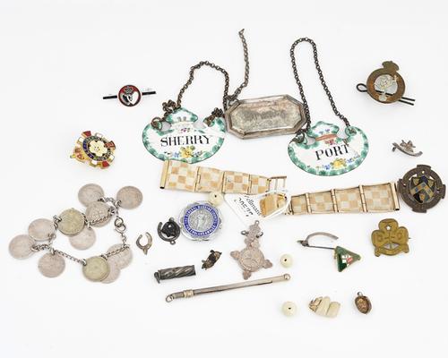 A 9CT GOLD TWO-PIECE WATCH BRACELET AND FURTHER ITEMS (QTY)