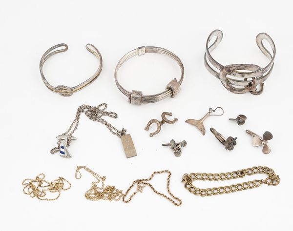 A COLLECTION OF GOLD AND SILVER JEWELLERY (QTY)